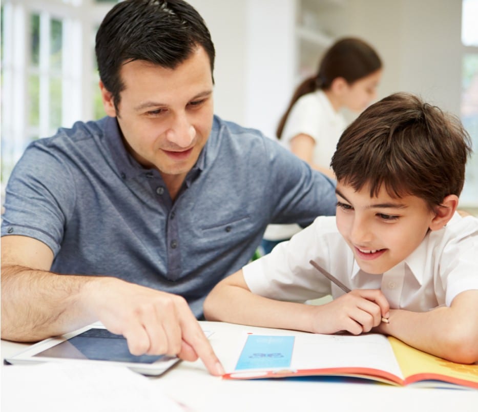 Un éducateur spécialisé avec une enfant