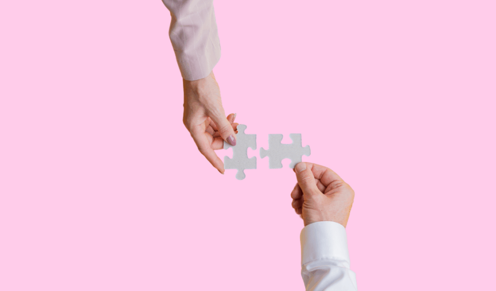 2 mains qui forment un puzzle pour illustrer la co-construction et la collaboration