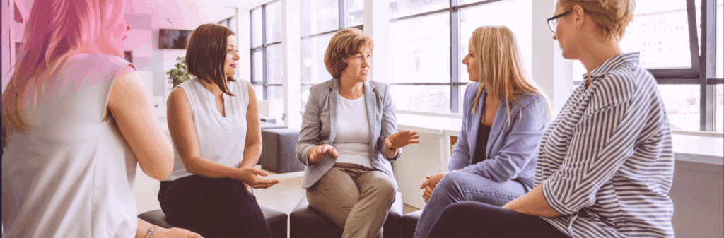 Femmes parlant formation AES