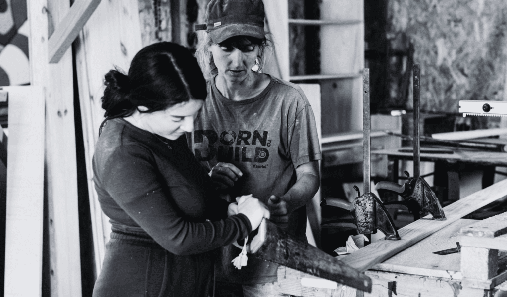 Travail social apprenant à une jeune femme le travail manuel.