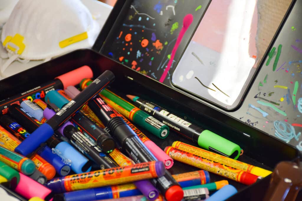 Une boîte de stylos pour graff, très colorée, médiation éducative