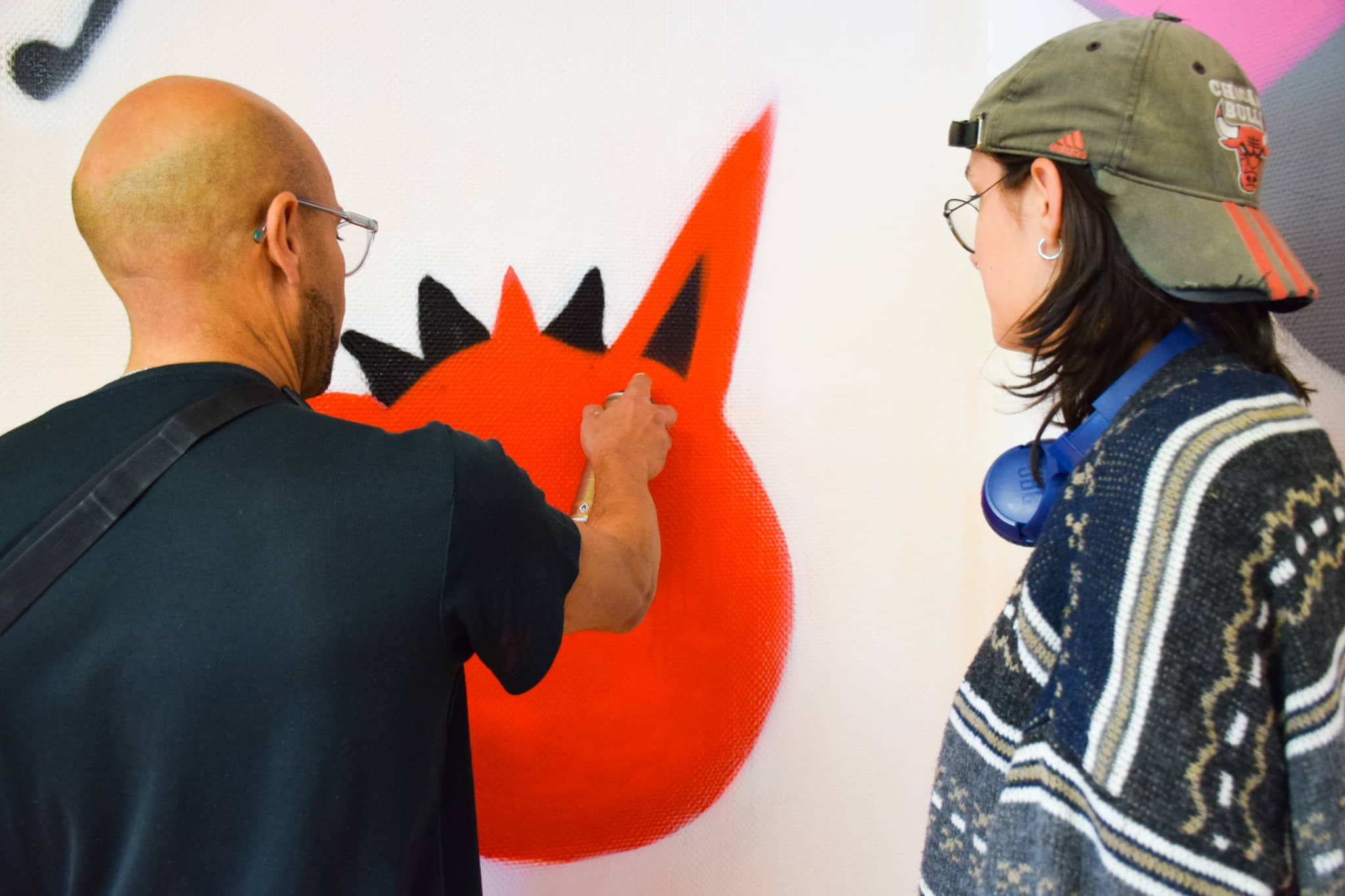 Une étudiante qui apprend à graffer sur un mur