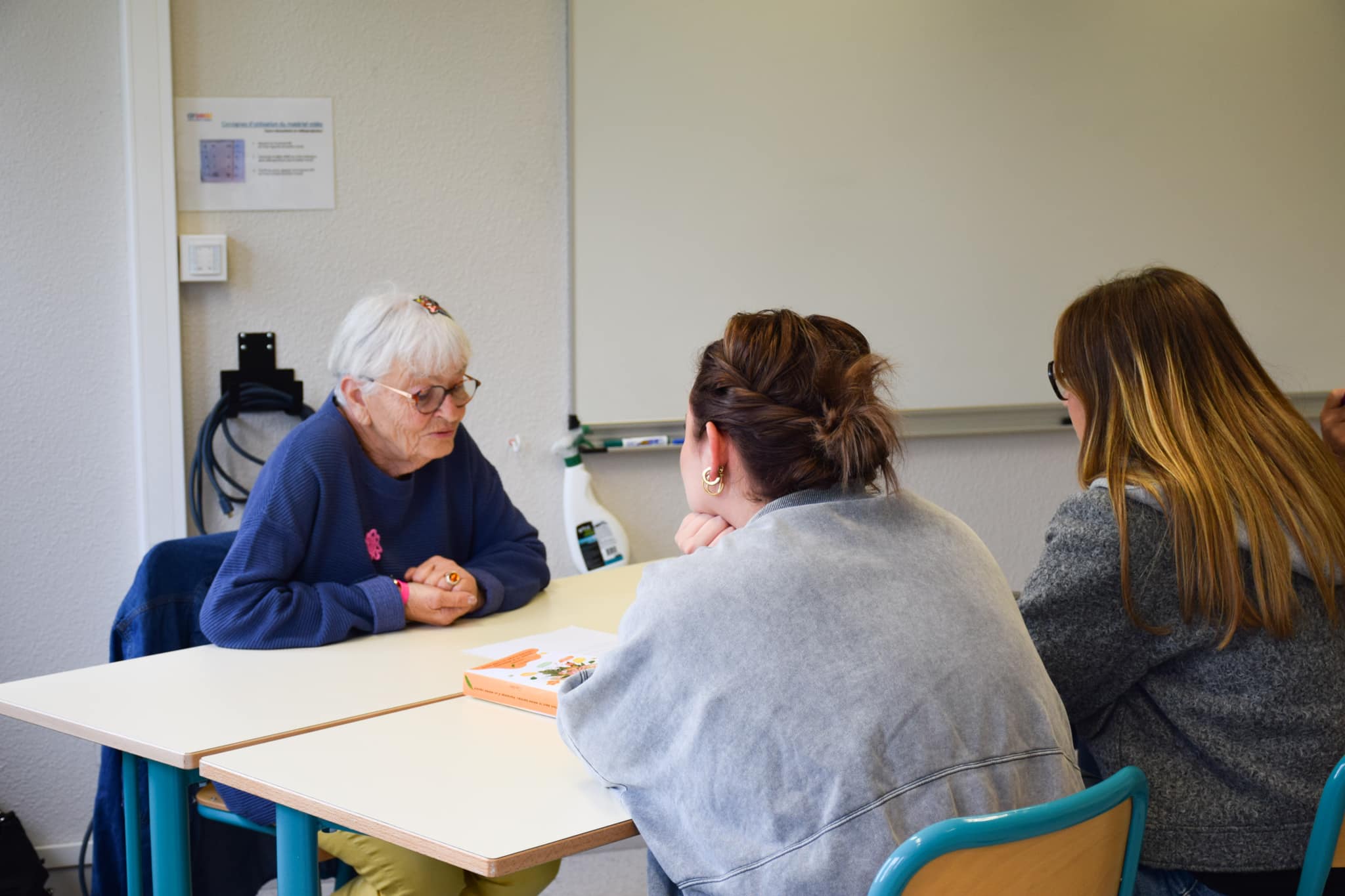 Une dame qui discute avec 2 jeunes sur la santé mentale