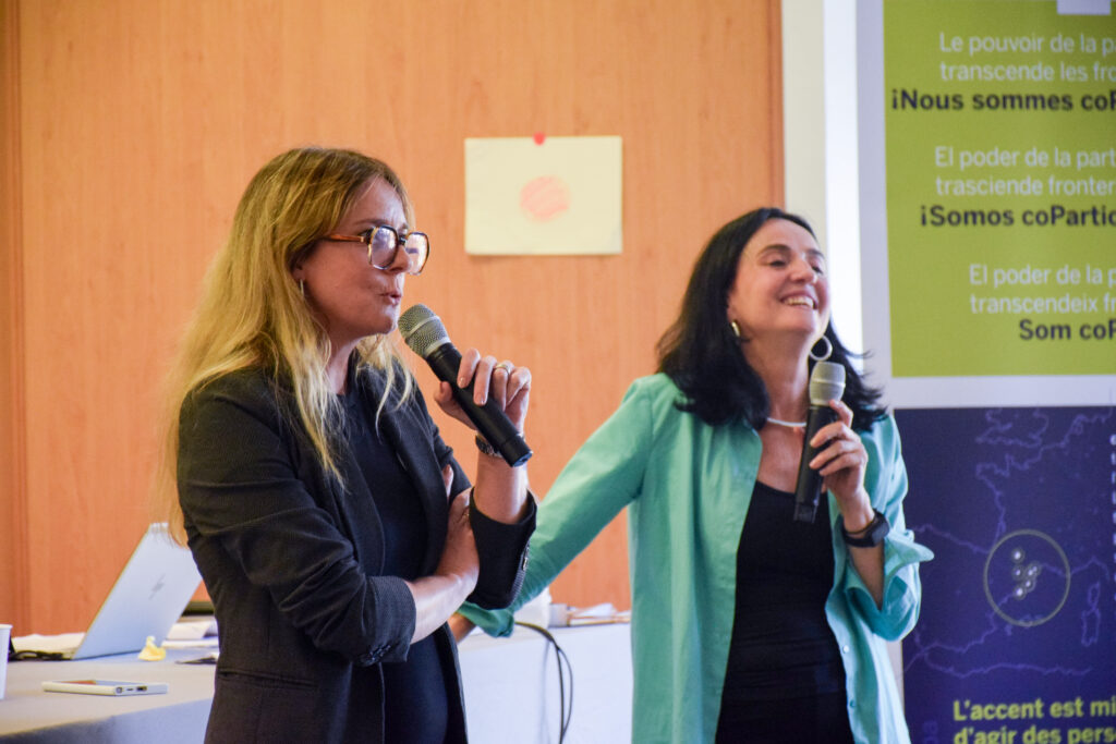 2 collaboratrices qui parlent au public